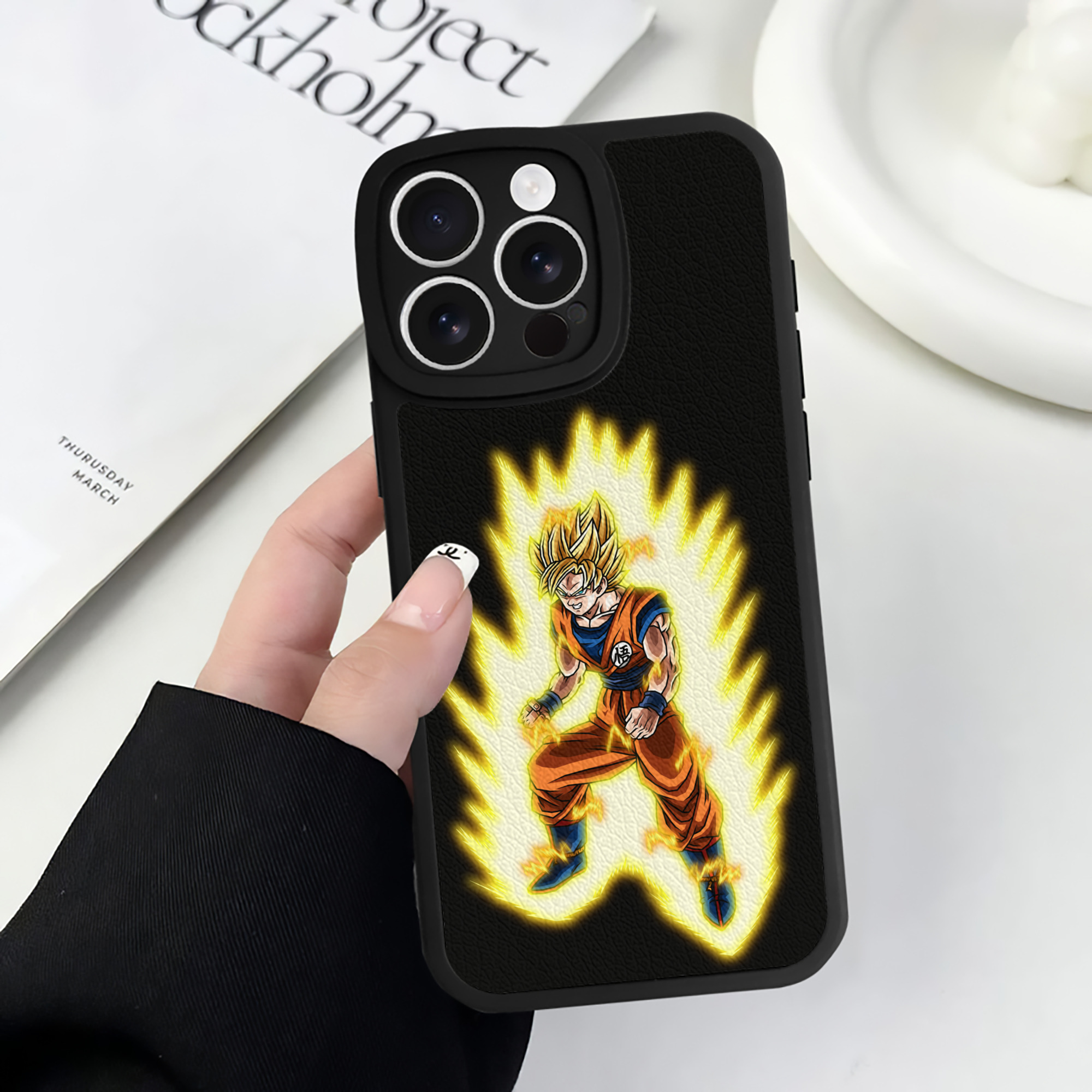 （画像用） ドラゴンボール 孫悟空（そん ごくう）Son Goku カカロット DRAGON BALL Kakarotto 【iPhone 16シリーズ対応】シリコンスマホケース（レザー調） 材質：シリコン
